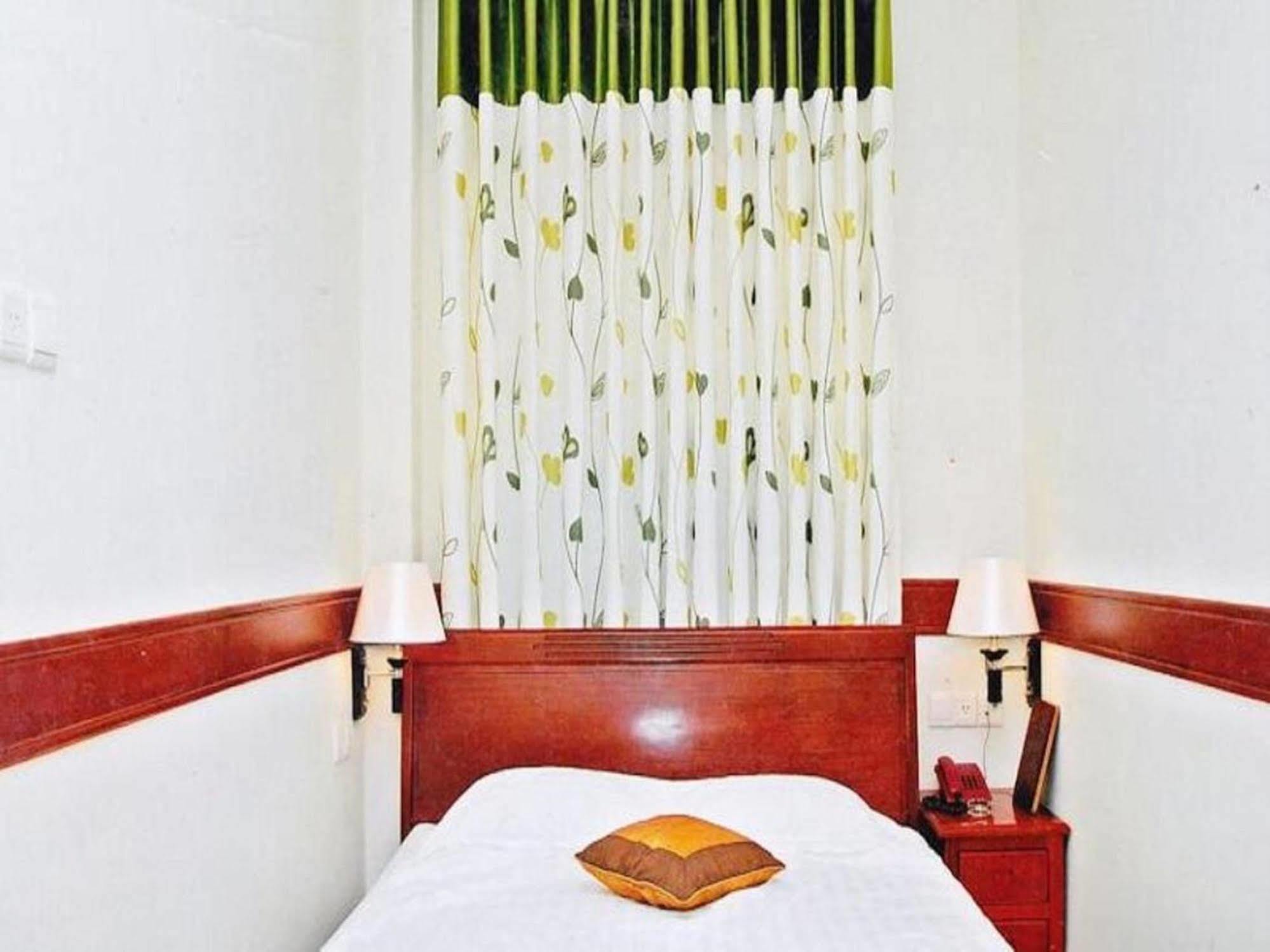 Hoang Thanh Thuy Airport Hotel 1 - Gan Am Thuc Dem Cho Hoang Hoa Tham Ho Chi Minh City Exterior photo